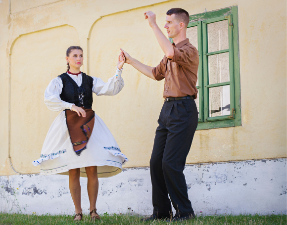 Kalotaszegi román forgatós és csárdás néptánc tanfolyam középhaladó felnőtteknek Horányi Csabával és Horányi-Pirók Pankával – Intenzív Néptánc