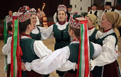 A Höcögő Néptáncegyüttes és művészeti vezetőik, Horányi Csaba és Horányi-Pirók Panka