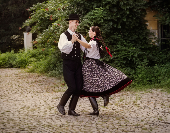 Szilágysági néptánc tanfolyam középhaladó felnőtteknek Horányi Csabával és Horányi-Pirók Pankával – Intenzív Néptánc